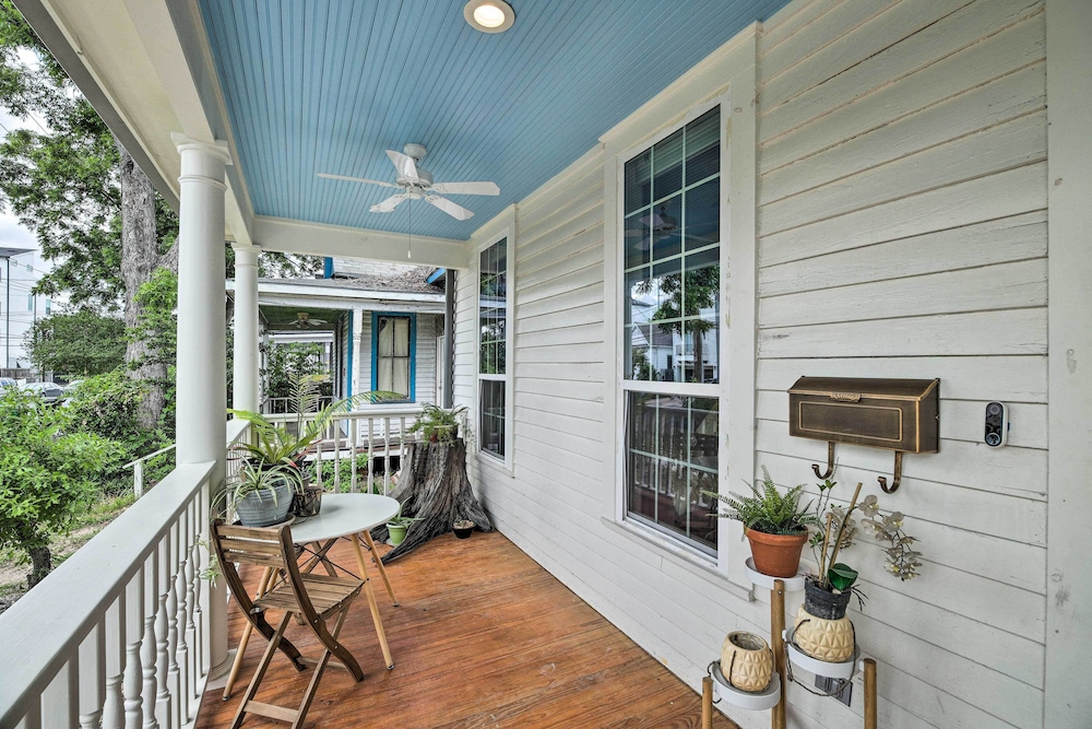 Historic Houston Bungalow ~ 2 Mi to Downtown! view 2