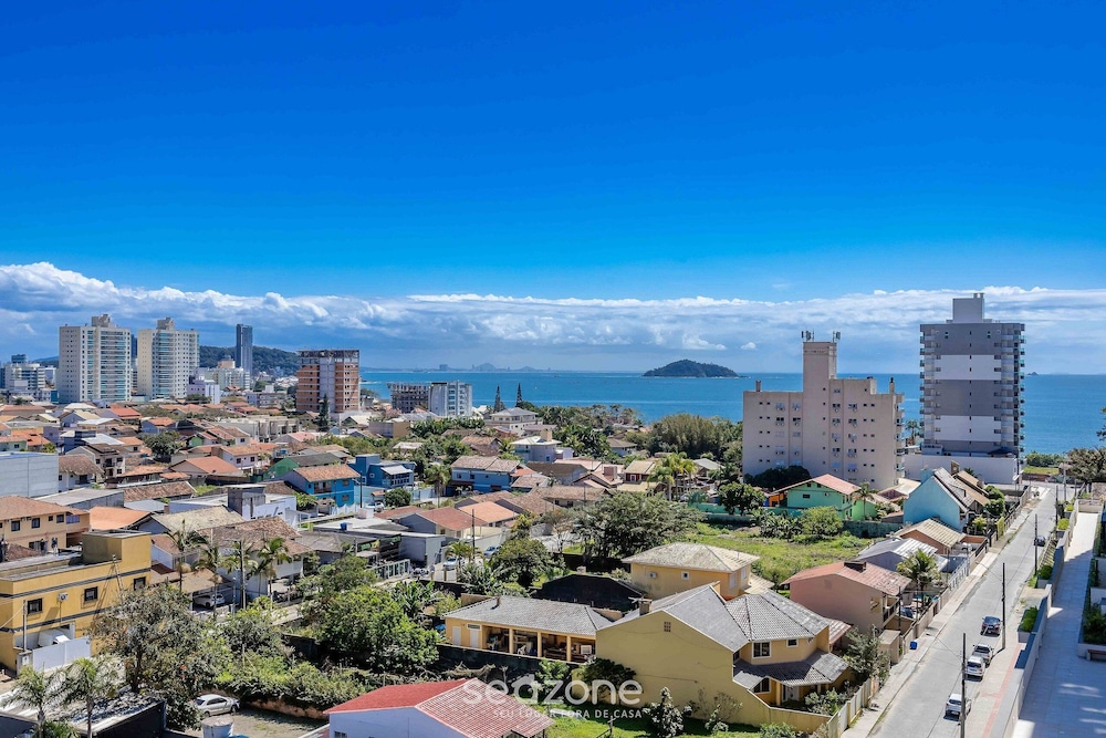 Estadia completa com piscina a 400m da Praia da Armação \- SKL