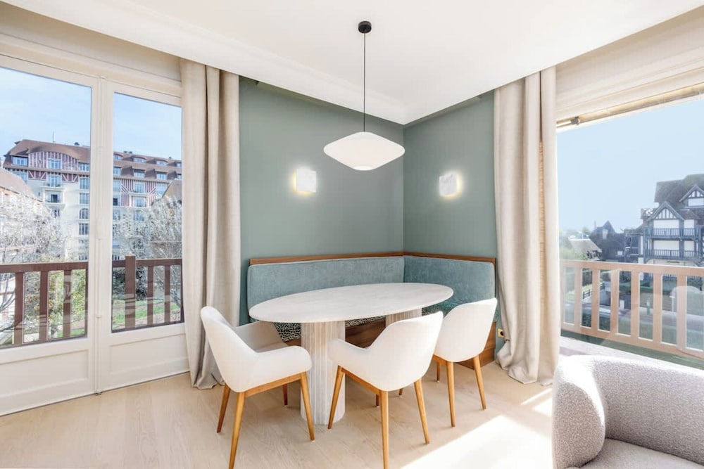 Luxury sea View 3br-2ba With Services in Deauville