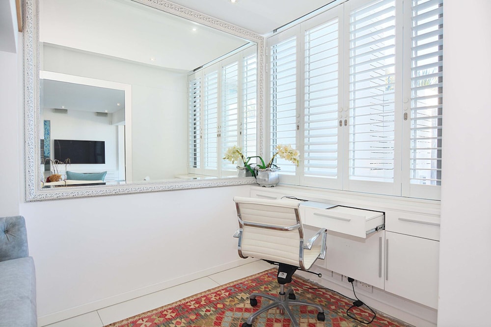 Villa Bleu Blanc in Camps Bay With Pool and Views
