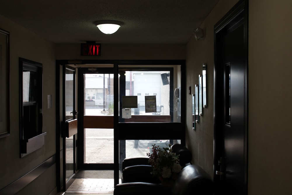 Morinville Plaza & Suites