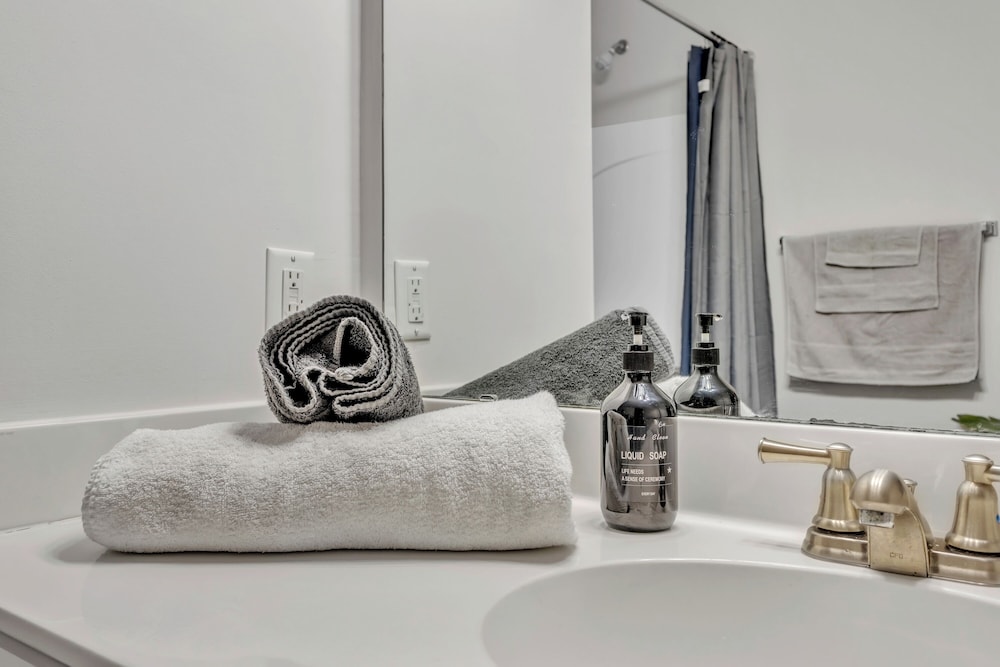 Upscale 1BR Suite to Downtown Raleigh