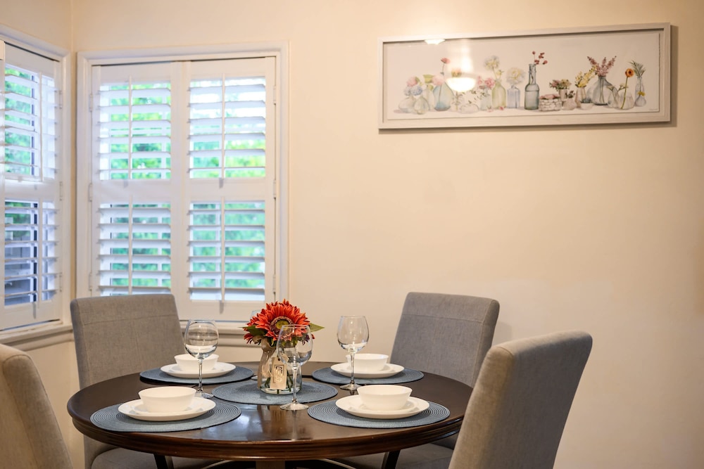 Cozy Pasadena Home Steps From Rose Bowl w Parking