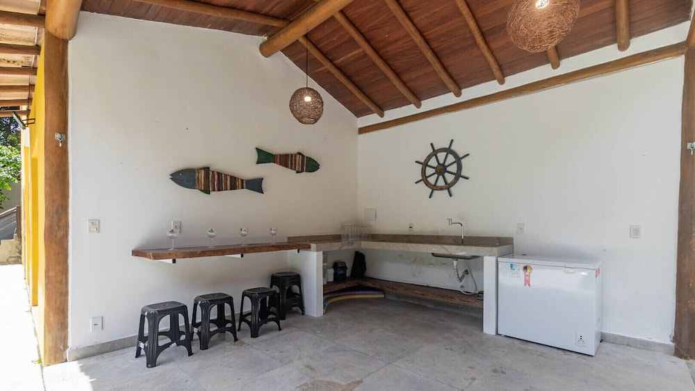 Casa Pet-friendly em Cond com Piscina e 5 Su tes