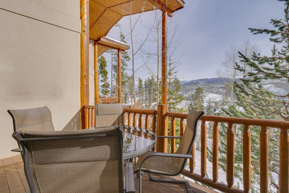 Winter Park Condo w/ Balcony & Mtn Views!