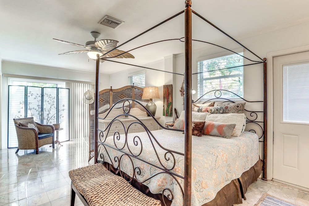 Englewood Bungalow 1 Mi to Beach: Pets Welcome!