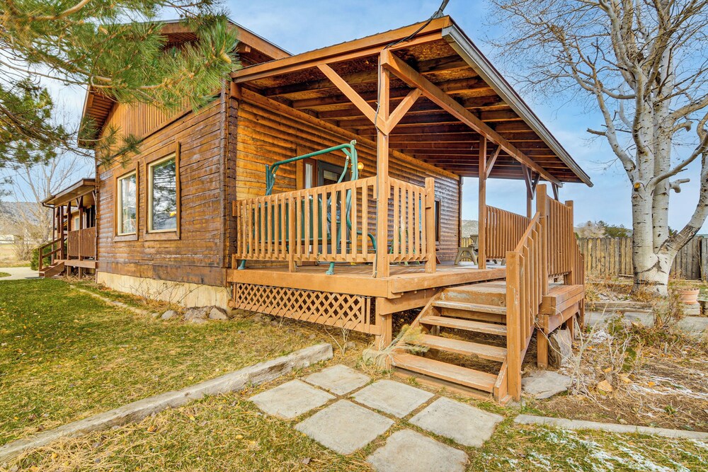 Mtn-view Cabin w/ Horse Pasture in Koosharem