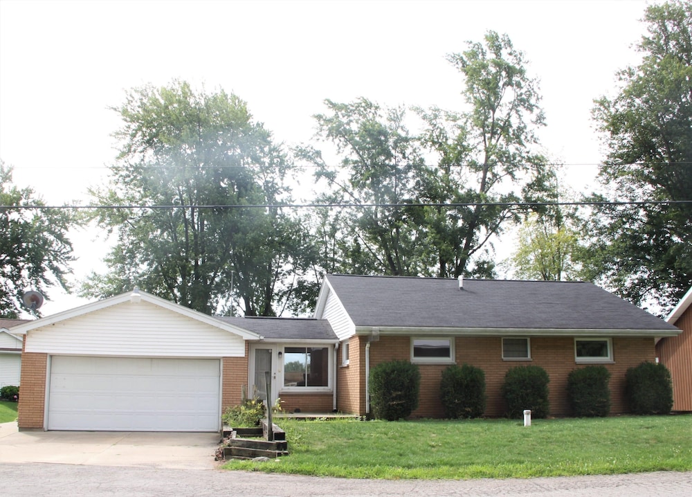 Miner Lake Lakefront Beach Cottage for Family Fun