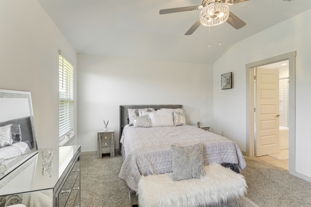 Fenced Yard: Quiet Family Home in Richmond