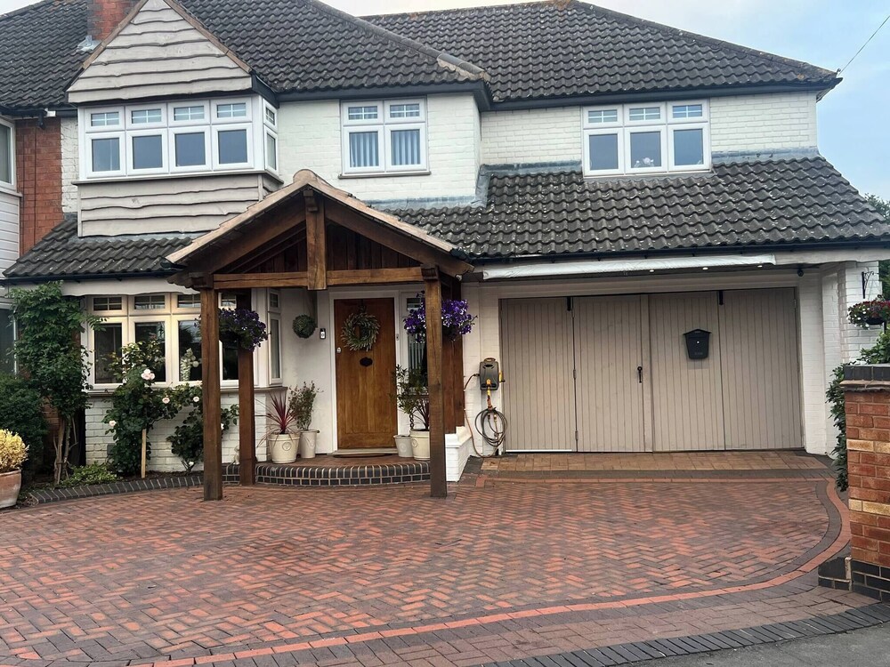 Staysolihull, Large Spacious Corner House,