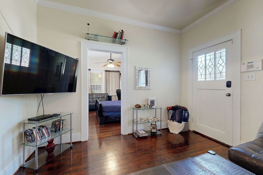 2-story Galveston Getaway w/ Balcony & Patio