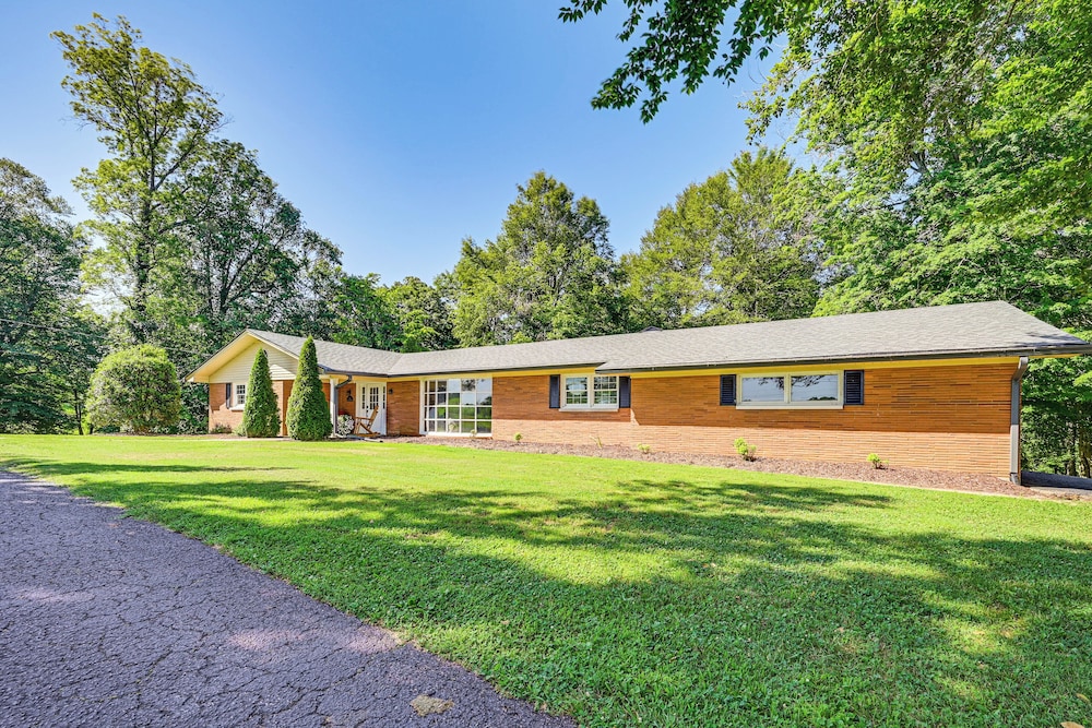 Golf Course Views & Games Galore - Vine Grove Gem!