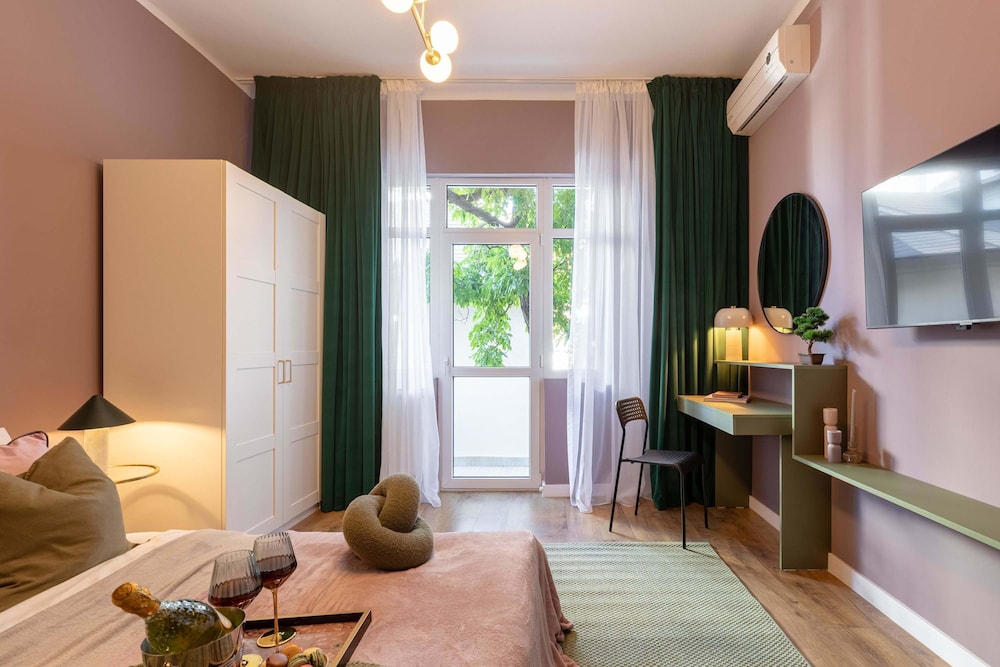 Serene 1BR Apartment in University Square