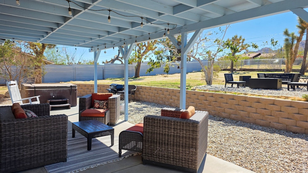 Starlight Ranch - Hot Tub, Fire Pit & Grill 3 Bedroom Home