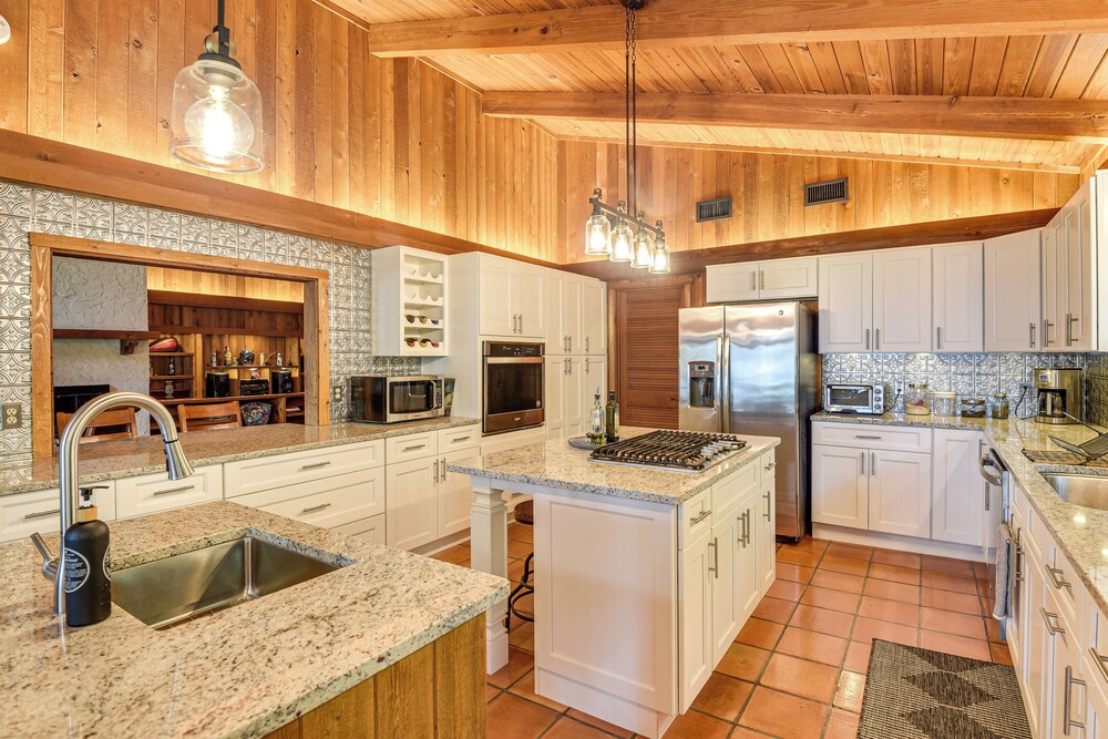 Little Lake George Hideaway w/ Furnished Boathouse