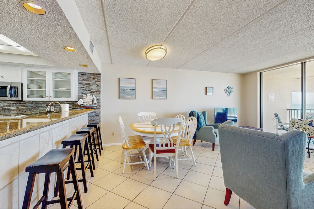 3BR Condo - 10th Floor w/ Amazing View & Amenities