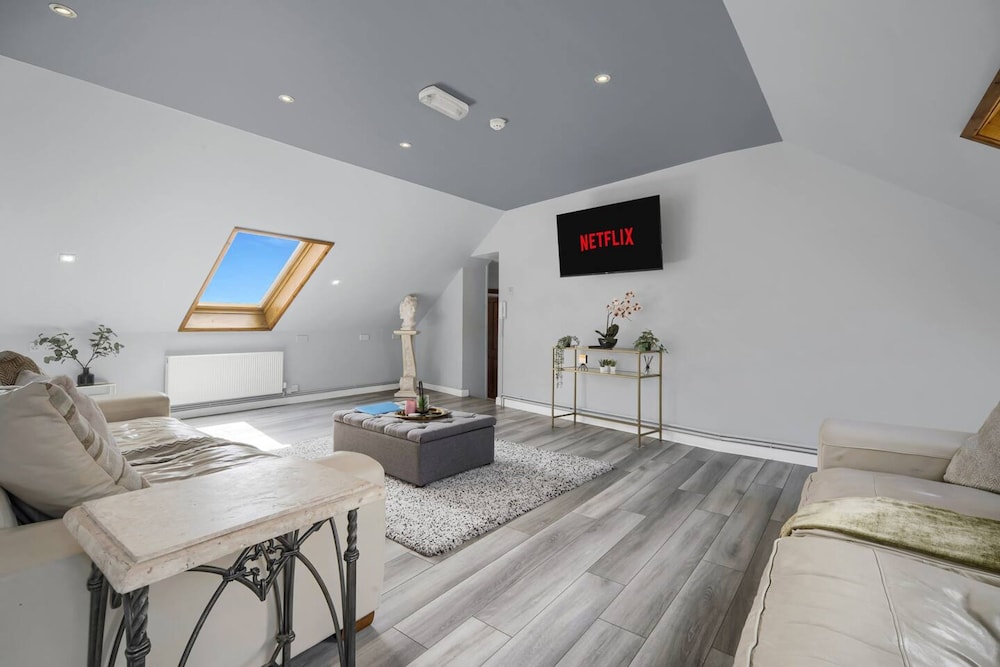 Luxury Penthouse Suite - Swansea Central - Beach