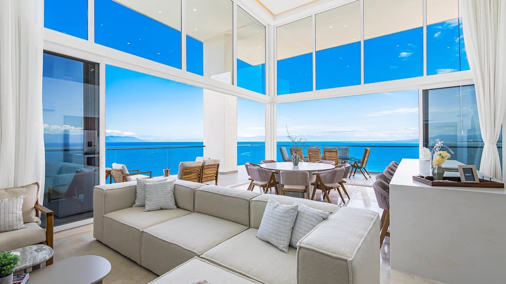 4BR Luxury Penthouse with Ocean Views