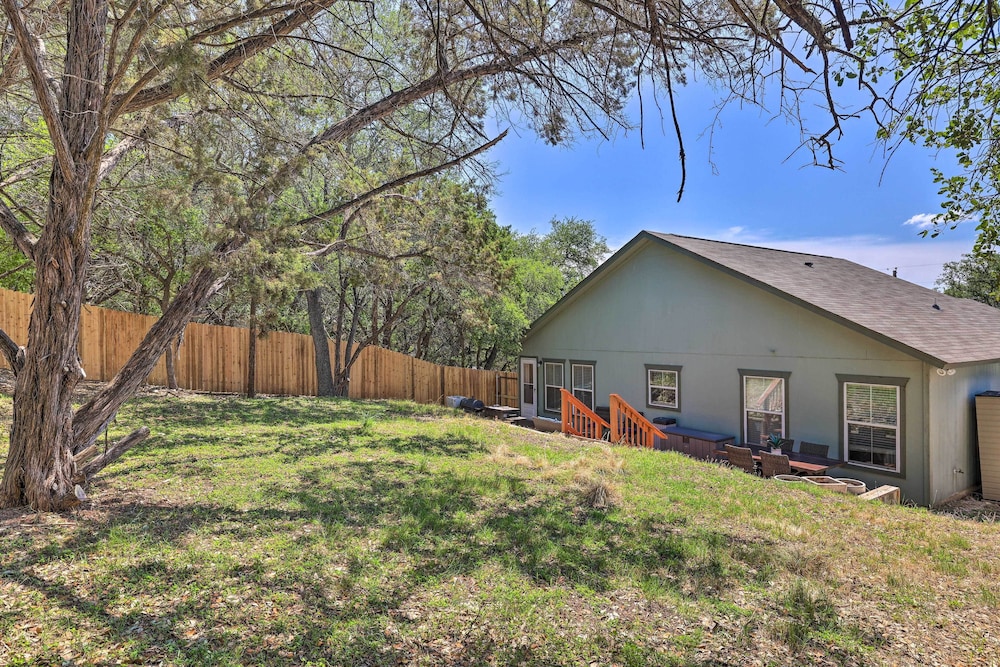 Pet-friendly Home w/ Deck: 1 Mi to Canyon Lake Fun view 3