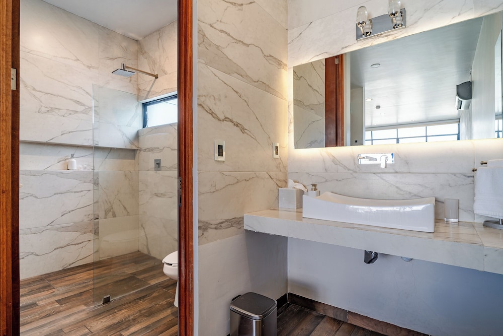 Luxurious 5-bedroom House With Air-conditioning & Private Rooftop in Juriquilla