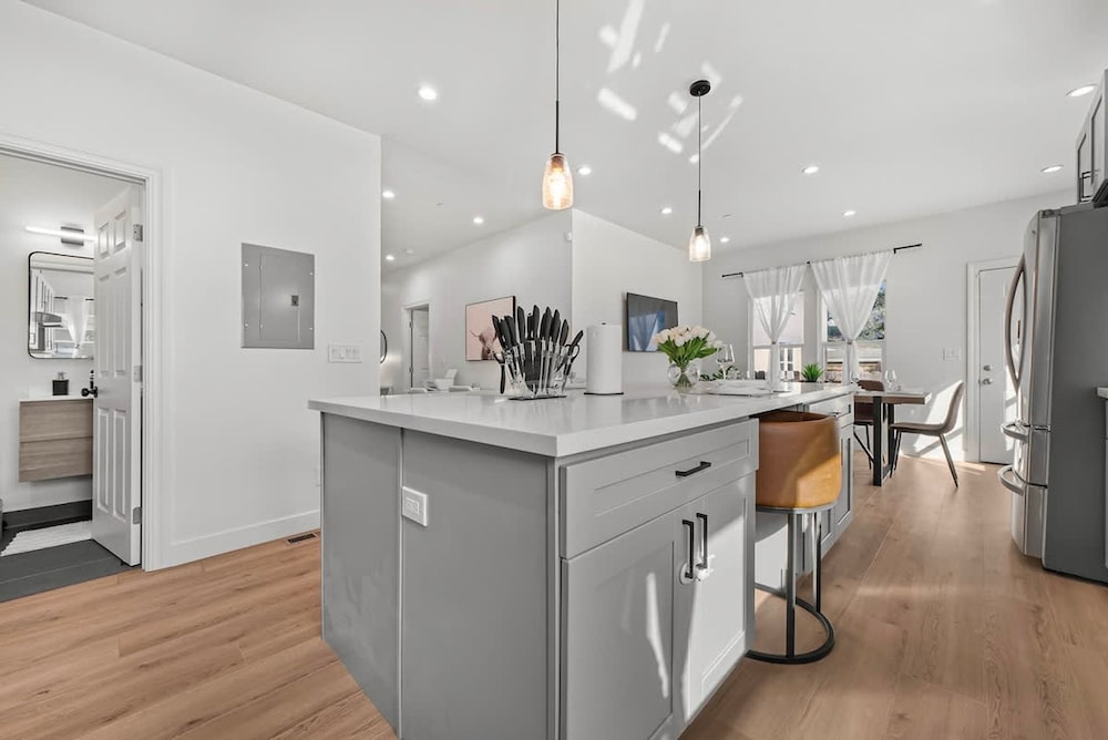 Massive 8BR Home in Hayward With AC Free Parking