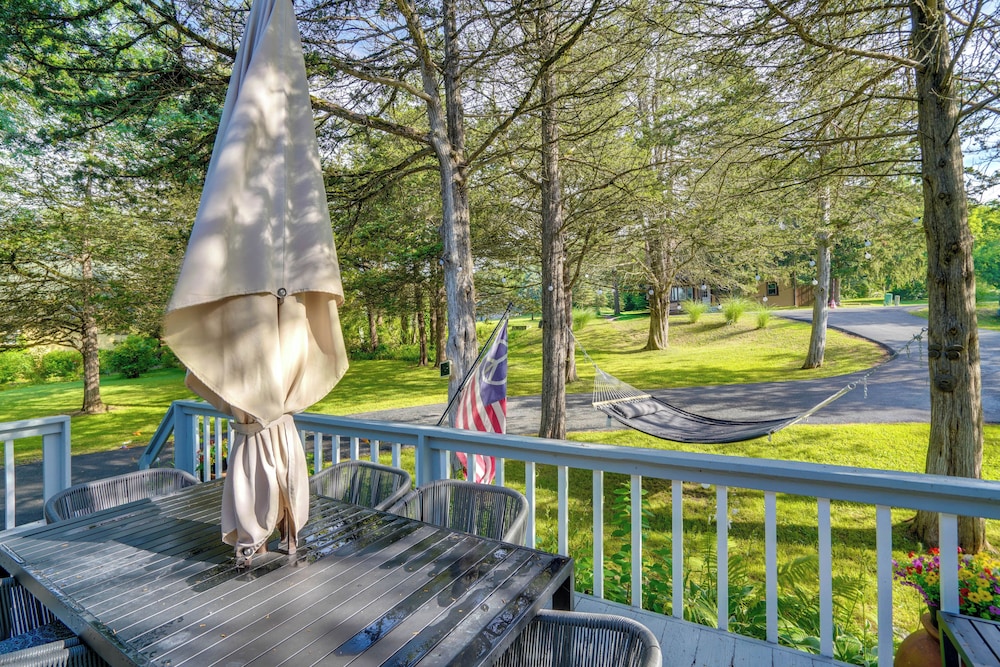 Fire Pit, Deck & Water Views: Athens Home!