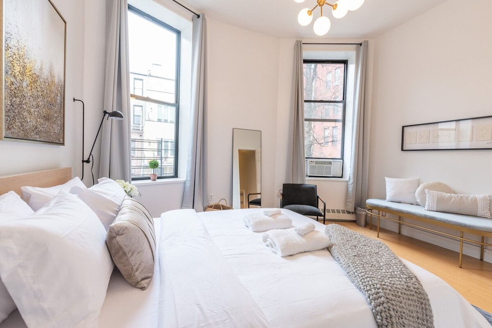 Cypress Court I by Rove Travel 2BR Harlem Apt