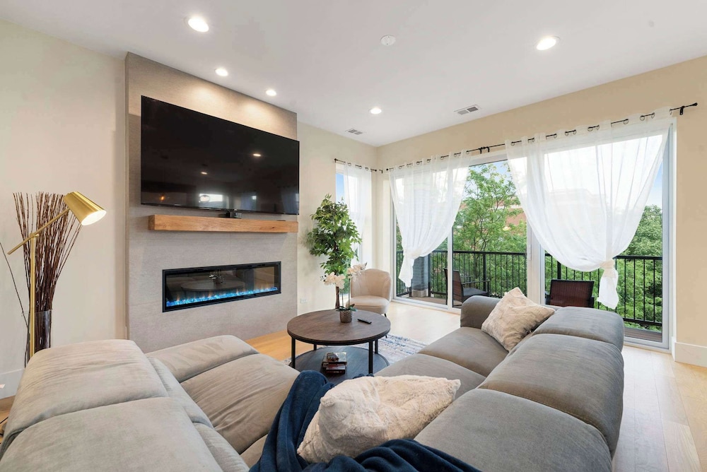 New 3bed 2bath Condo With Parking by United Center