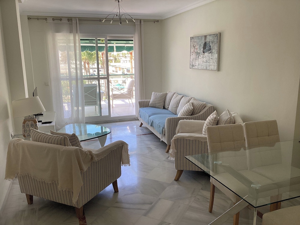 Marbella Retreat - 2 Beds - Sleeps 5 - Pool
