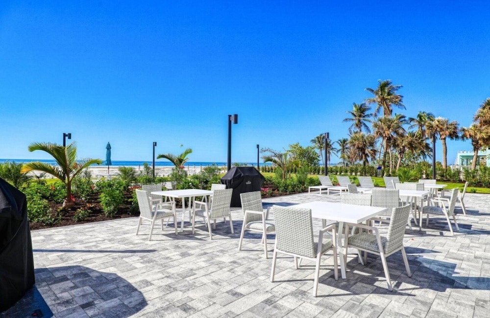 Caper Beach Club 1005