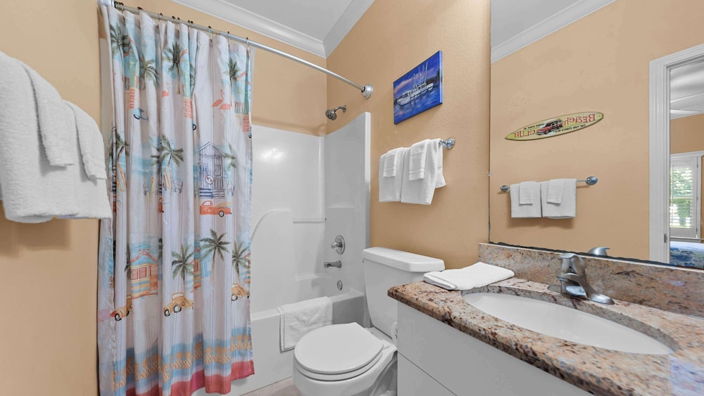 Cozy Family Home - Community Pool, Private Porch, 10-minute Walk to Beach