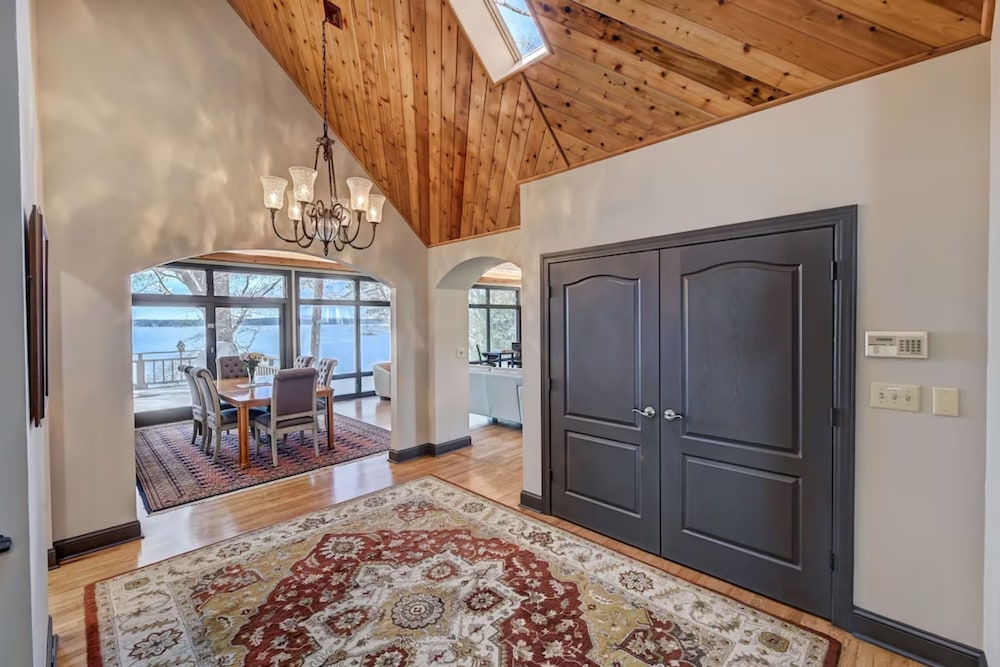 Landover Lodge by Avantstay Waterfront Dock