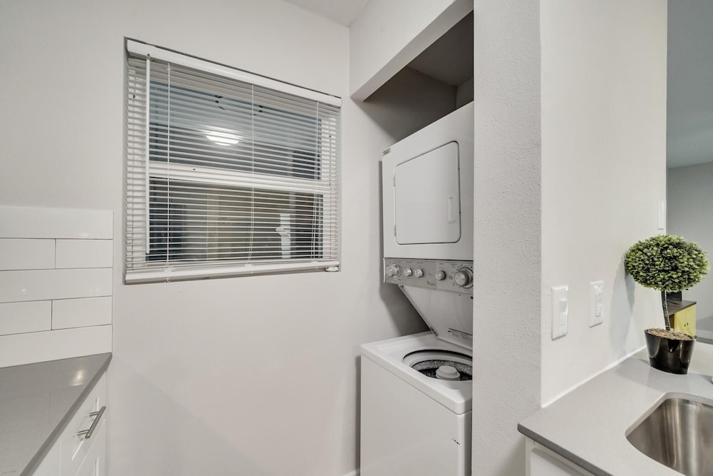 Modern 2BR Near UT Hyde Park Evonify - Image 2
