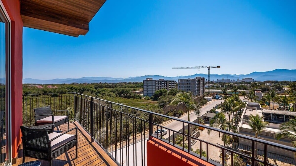 Equipped 3BR House - Pool - Gym - 5 min to Beach