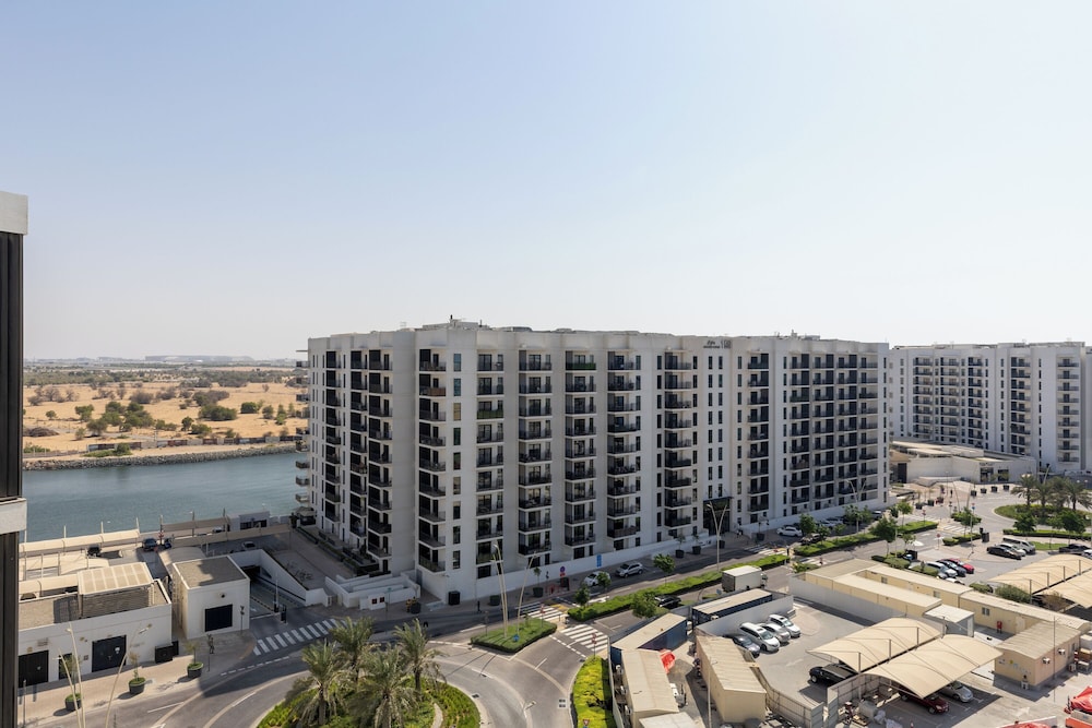 Maison Privee - Sleek Yas Getaway w/ Ferrari World and Canal Views