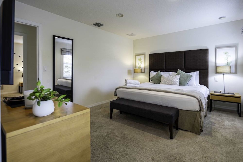 10 Min to Disney Cozy Townhome Jacuzzi