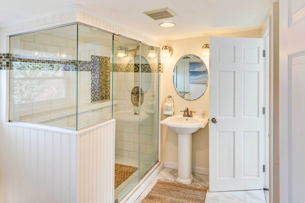 Beautiful Portsmouth Cottage By the Sea w/ Jacuzzi