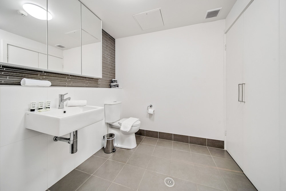 Comfy 2-bed Near the Lake With Secure Parking