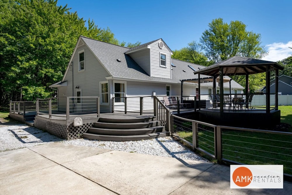 All Decked Out Farmhouse - Game Room Nearby Beach