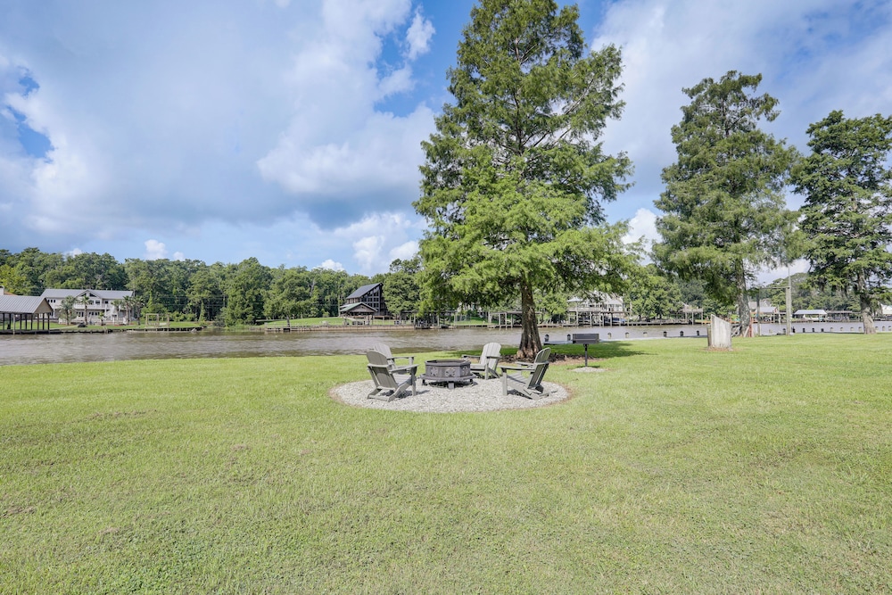 Riverfront Family Retreat w/ Yard in Saint Amant