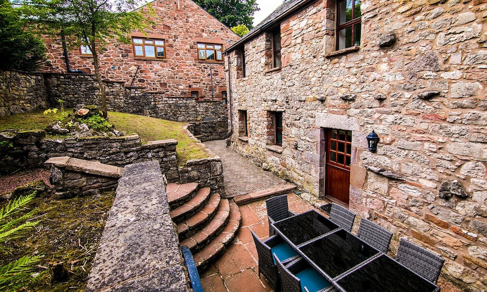 Waltons Close