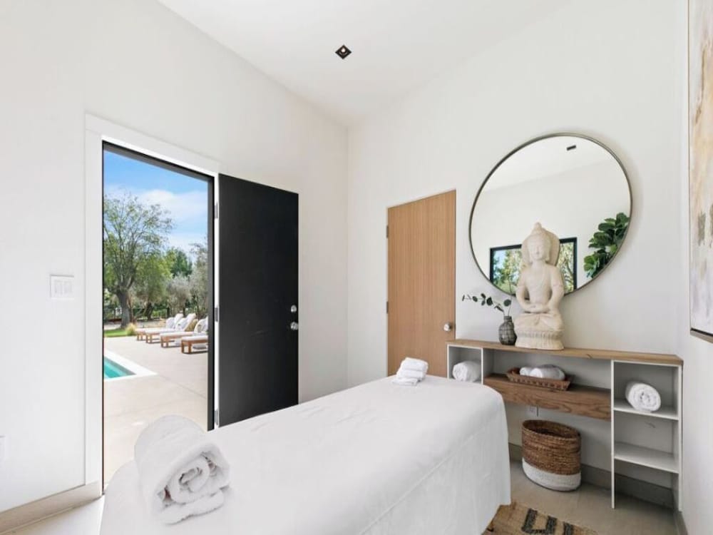 Lechusa - Secluded Creative Compound: Luxury 2-acre Estate w/ Studio & Pool
