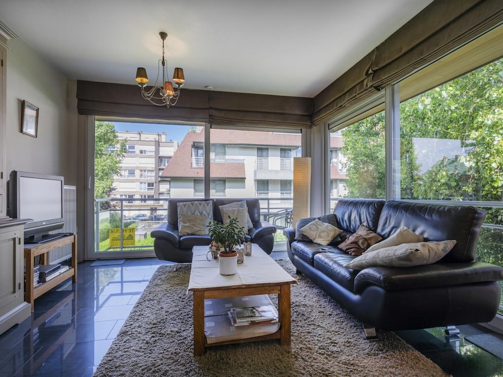 Sunny Flat in Maeterlinck Residence Near Seaside