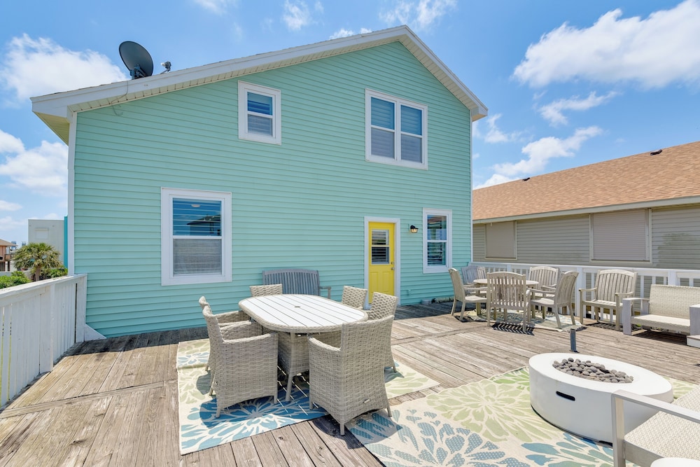 Boat Slip + Decks: Waterfront Gem Near Galveston!