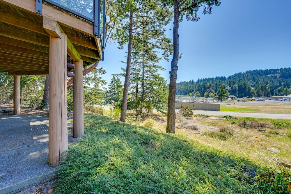 Serene La Conner Retreat w/ Fireplace & Deck! view 4