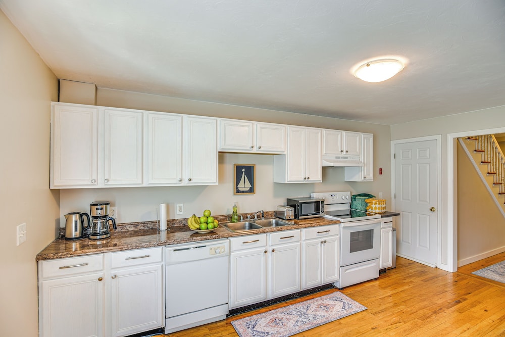 Wakefield Escape: Walk to Downtown & Near Beaches!