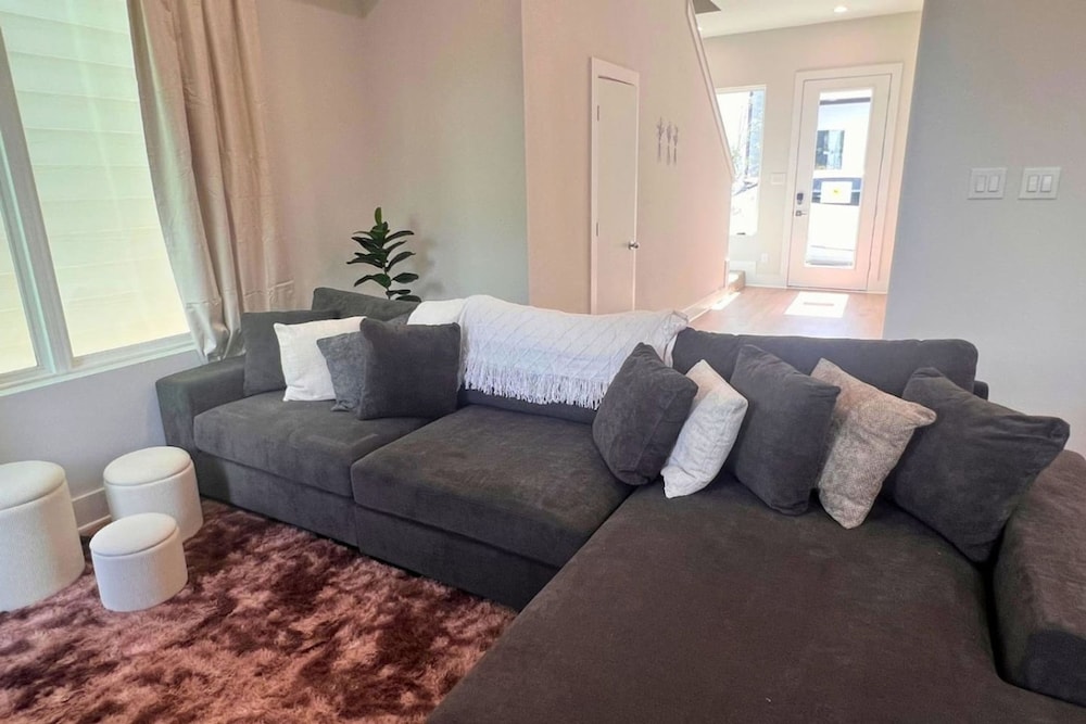 Gated 3BR Home 10 Mins Downtown