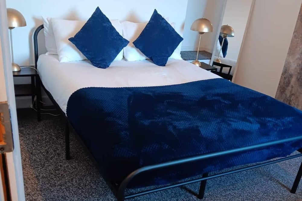 4 Bed-sleeps 9-private Garden-free Parking