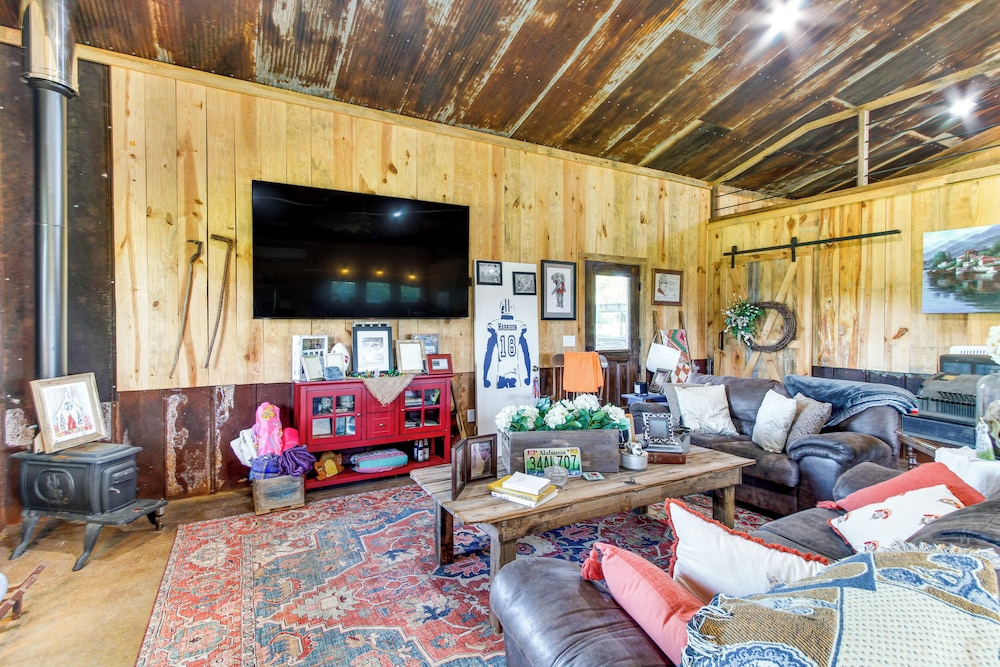 BBQ Ready: Farm-style Kinston Hideaway w/ Pool