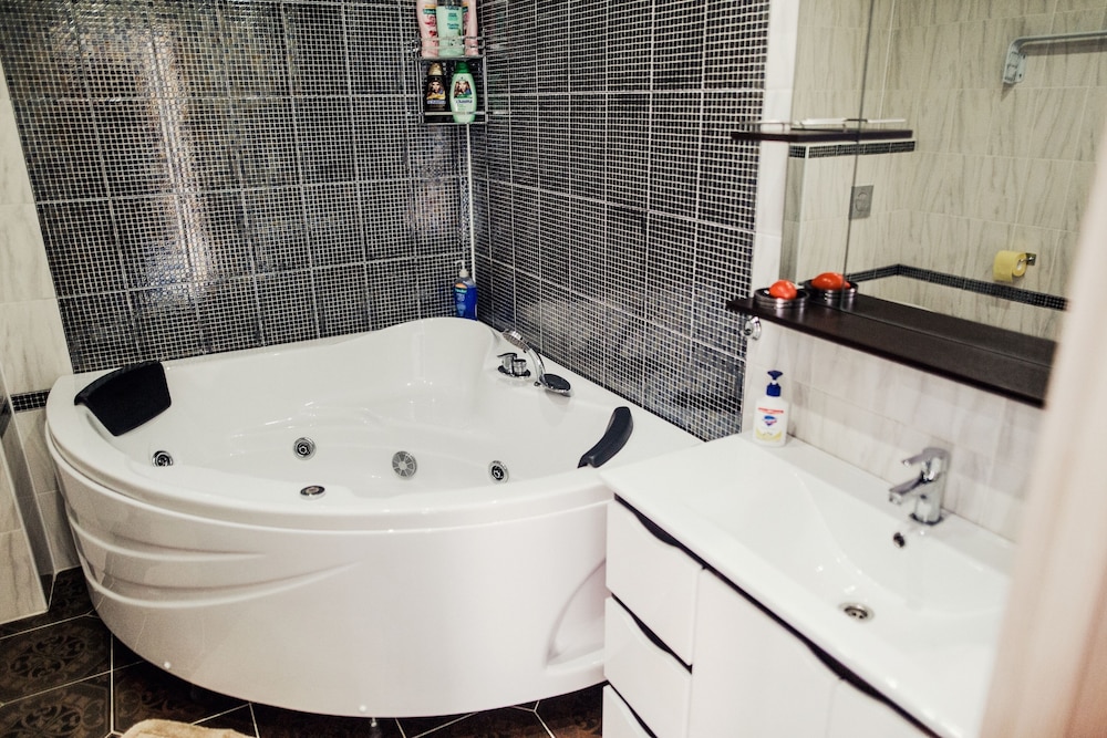 Luxury Apartments On Ordzhonikidze 37 view 3